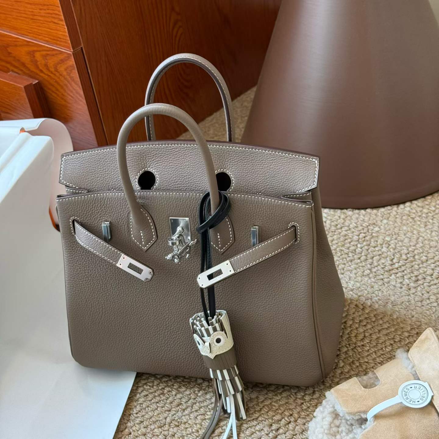 Hermès Birkin 25 Etoupe Togo Gold Hardware/Palladium Hardware - Image 9