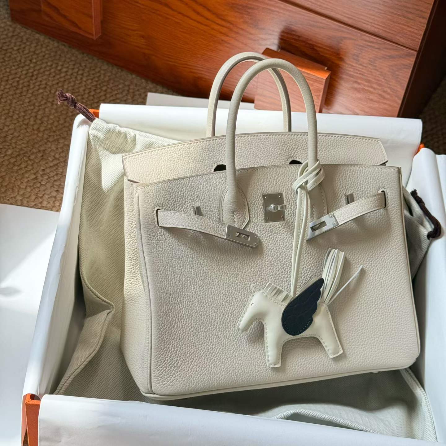 Hermès Birkin 25 Craie Togo Palladium Hardware - Image 2