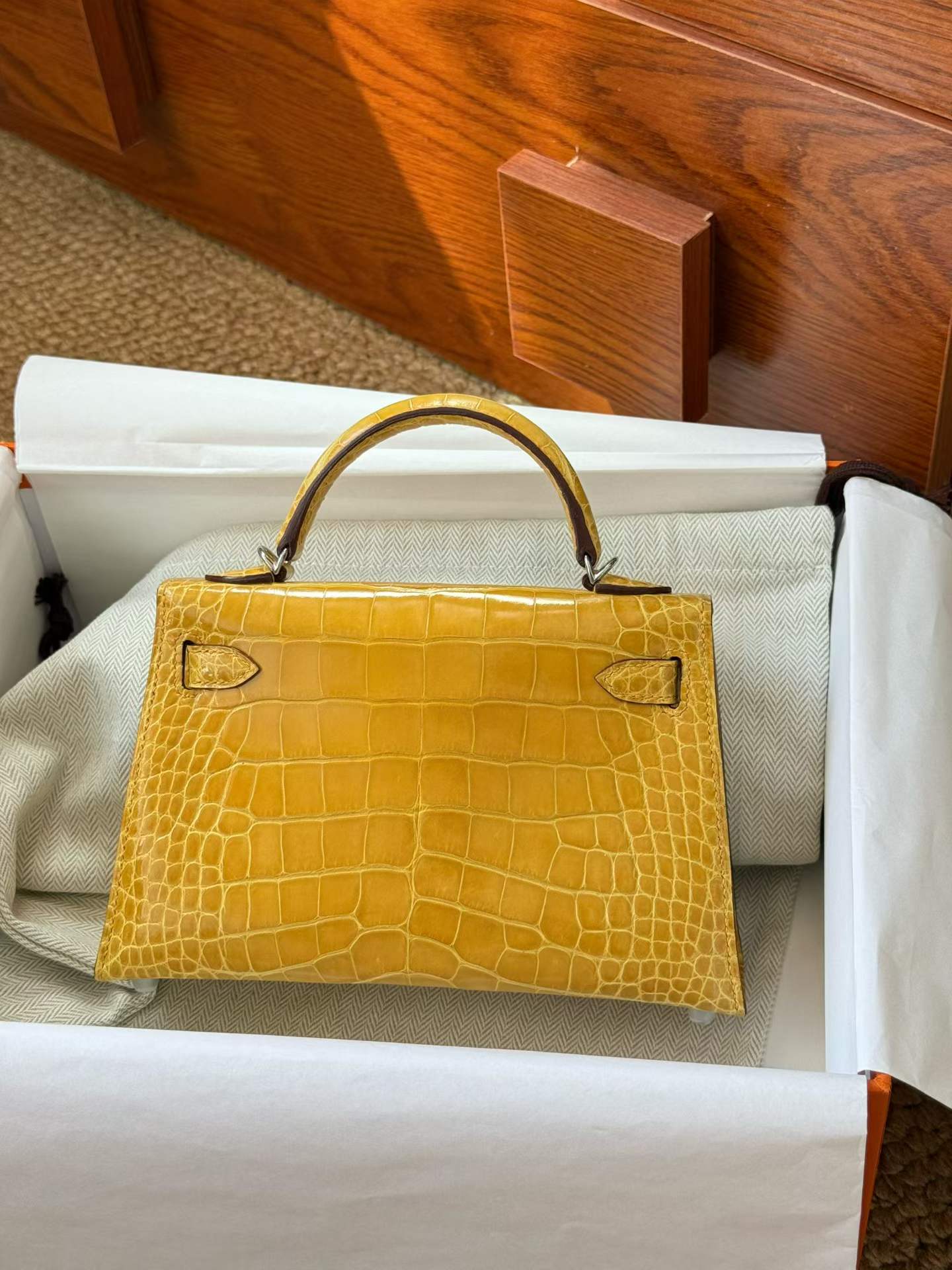 Hermès Kelly Mini II Amber Shiny Niloticus Crocodile Gold Hardware - Image 2