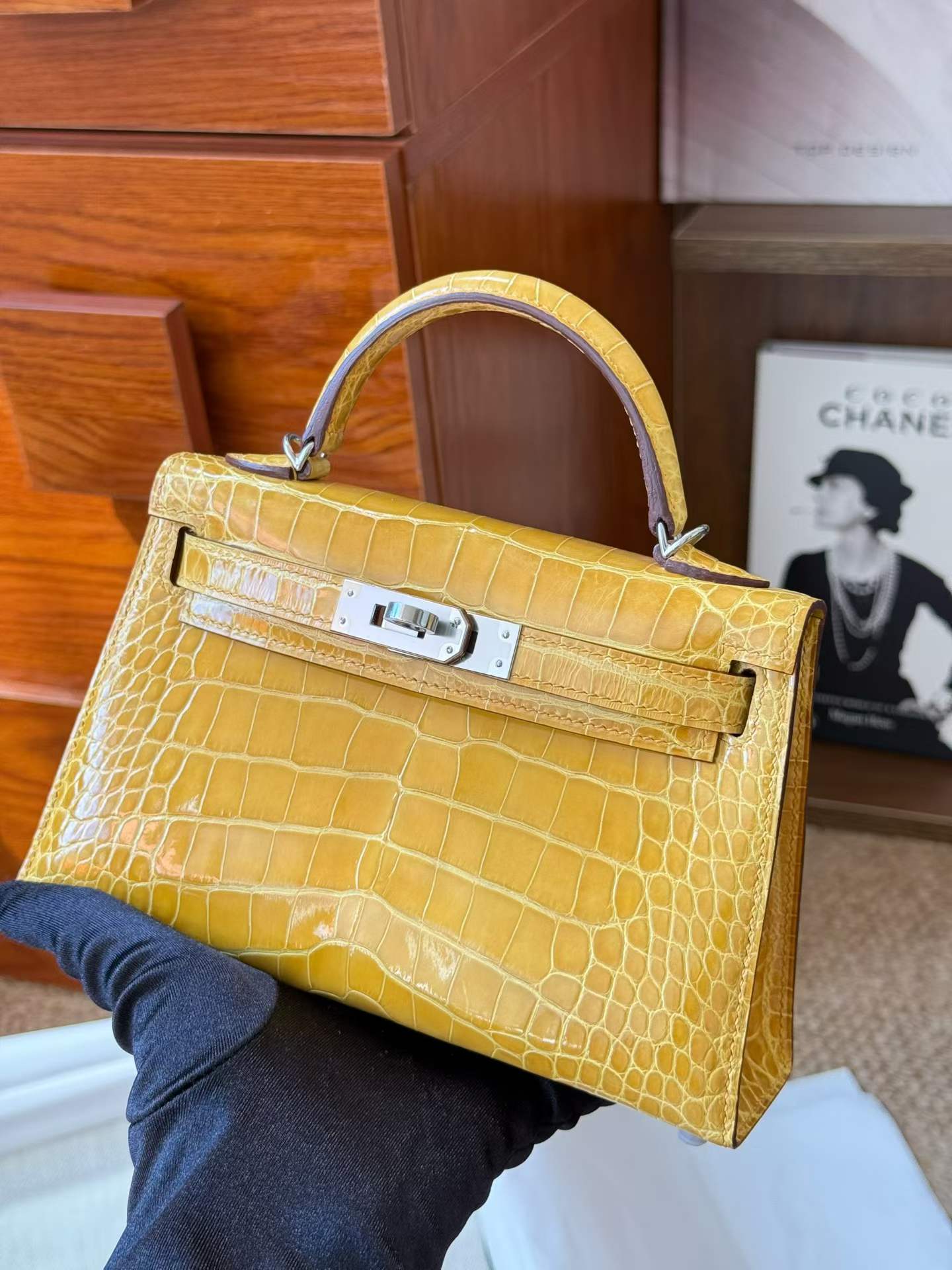 Hermès Kelly Mini II Amber Shiny Niloticus Crocodile Gold Hardware - Image 3