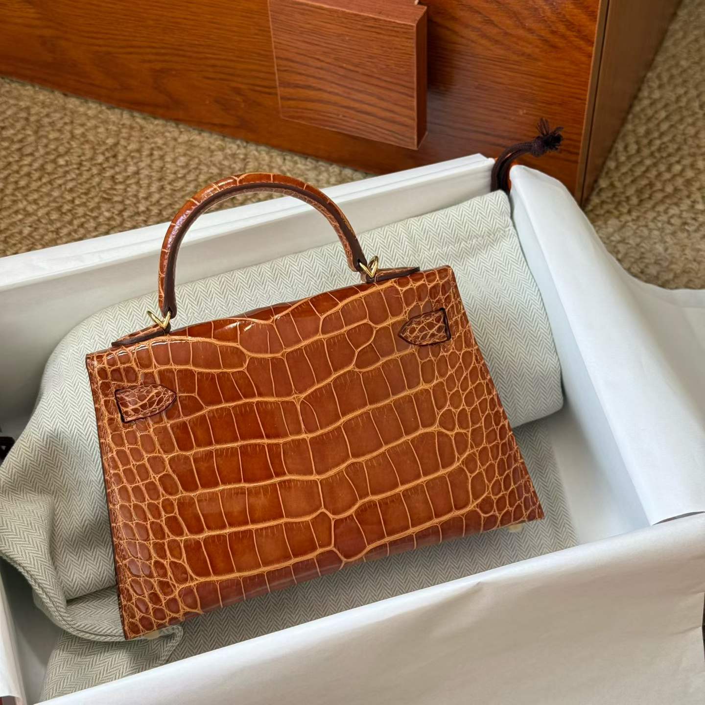 Hermès Kelly Mini II Miel Shiny Niloticus Croocidle Gold Hardware - Image 6