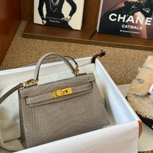 Alternative view of Hermès Kelly Mini II Gris Tourtelle Shiny Niloticus Croocidle Gold Hardware