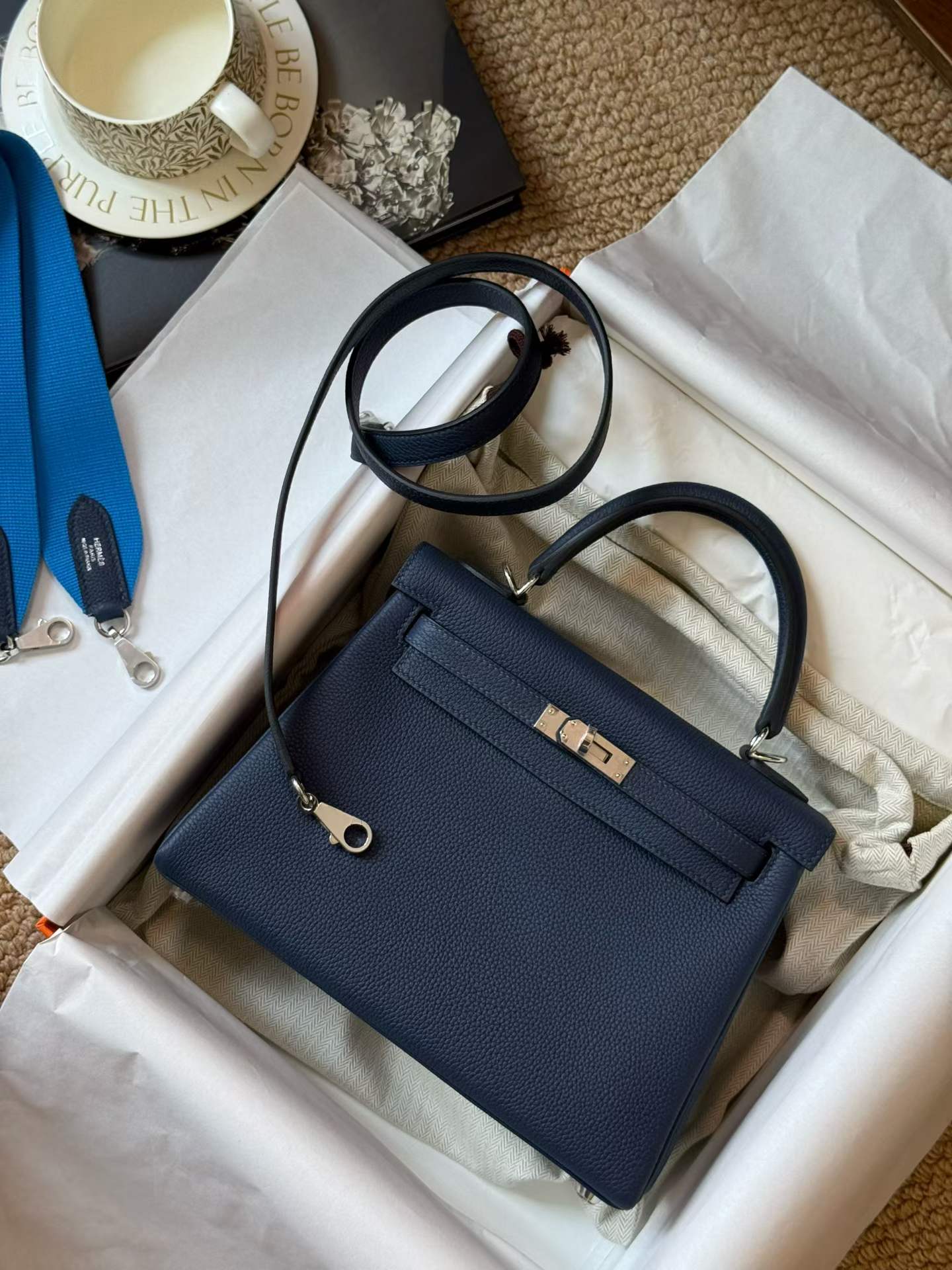 Hermès Kelly 25 Blue Saphir Togo Palladium Hardware - Image 2