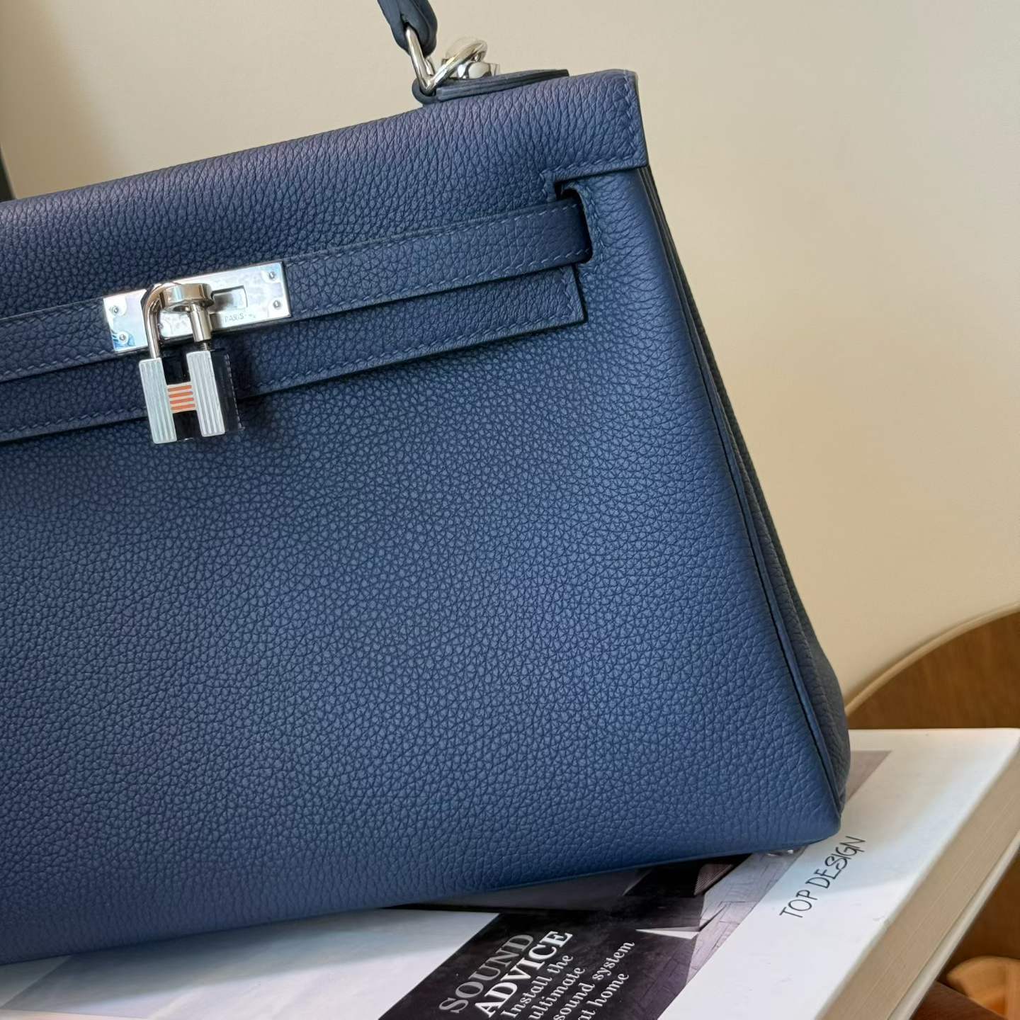 Hermès Kelly 25 Blue Saphir Togo Palladium Hardware - Image 6