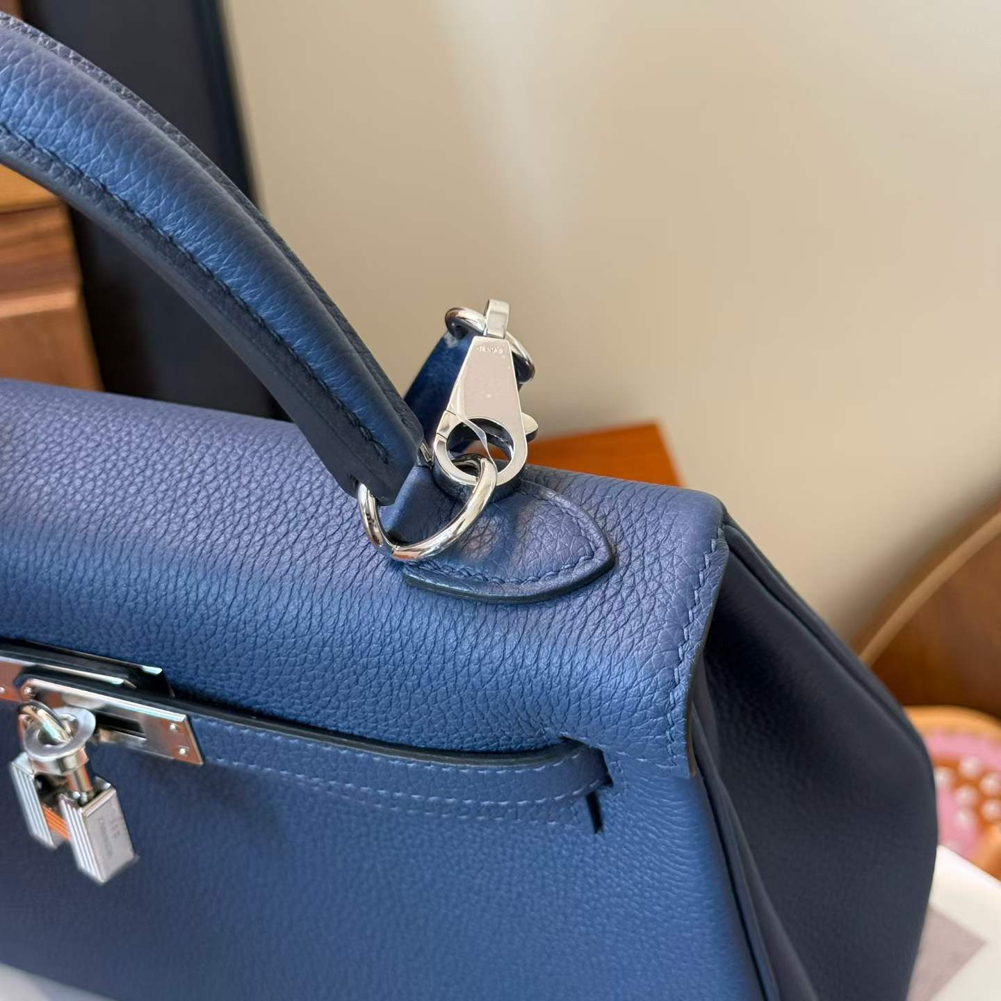 Hermès Kelly 25 Blue Saphir Togo Palladium Hardware - Image 5