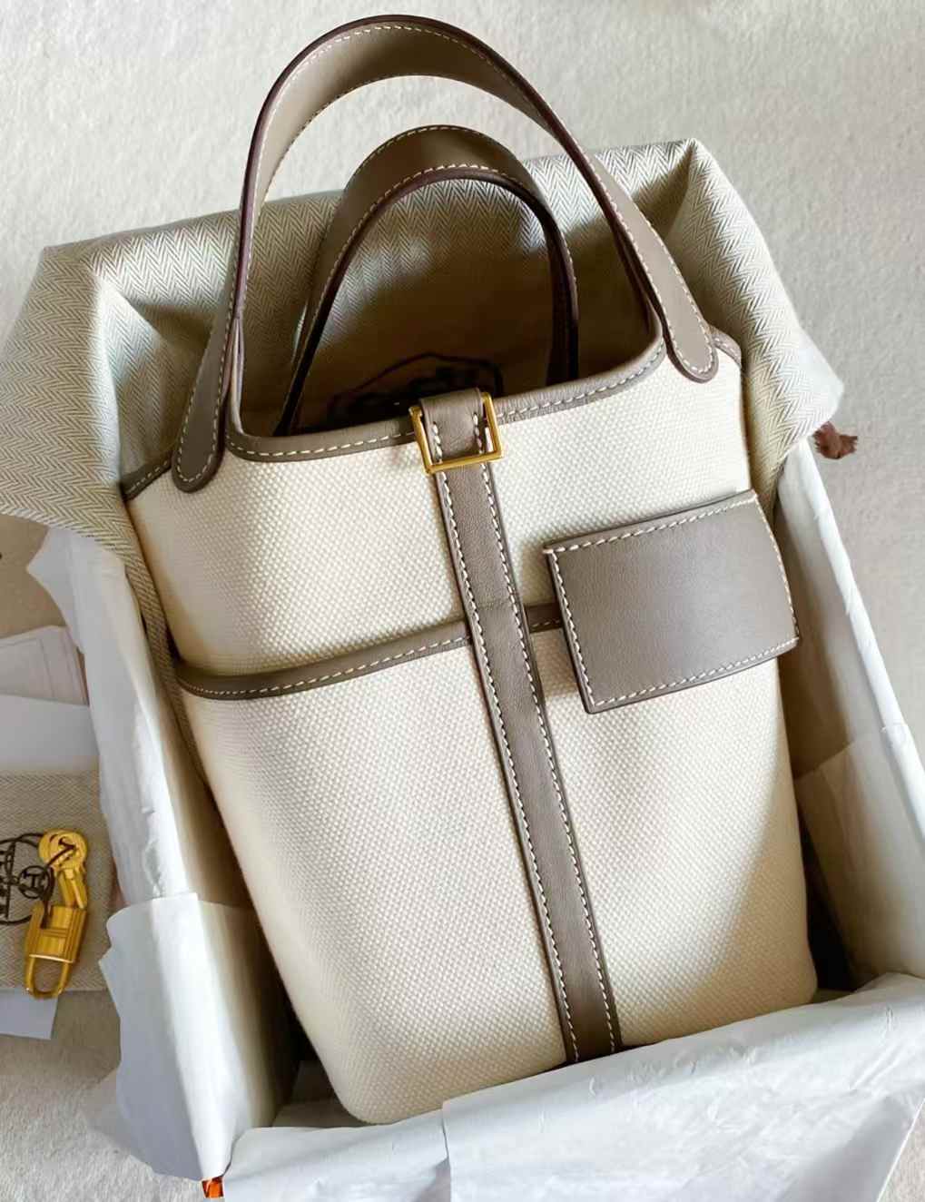 Hermès Picotin 18 White-Etoupe Canvas Palladium Hardware - Image 3