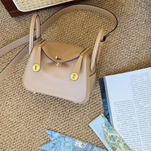 Alternative view of Hermès Mini Lindy Trench Swift Gold Hardware