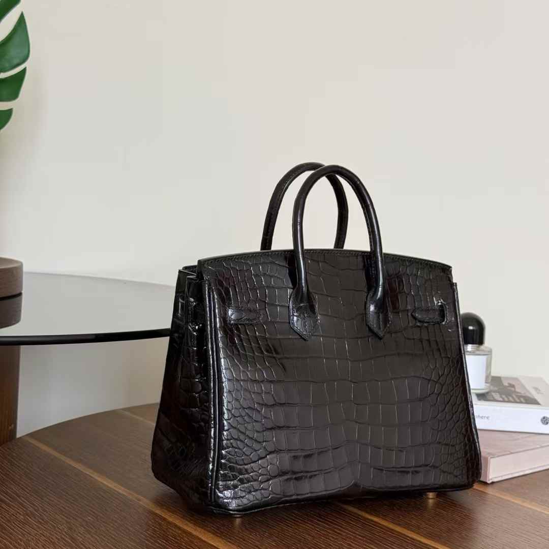 Hermès Birkin 30 Black Shiny Crocodile Gold Hardware - Image 10